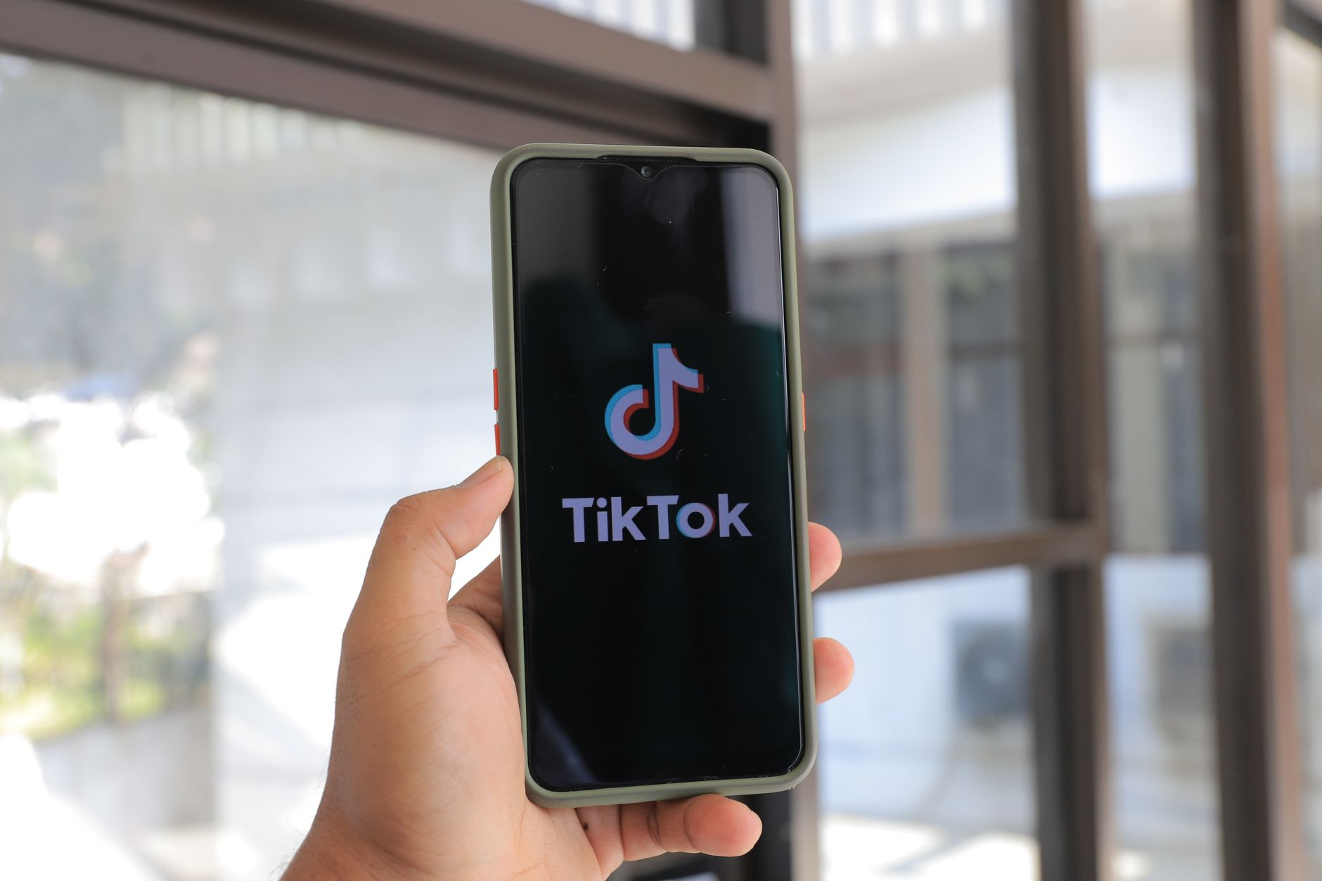 TikTok, Q1 2026’da 184 Milyon Video Kaldırdı; Avrupa Veri Transferi İncelemesi Sürüyor