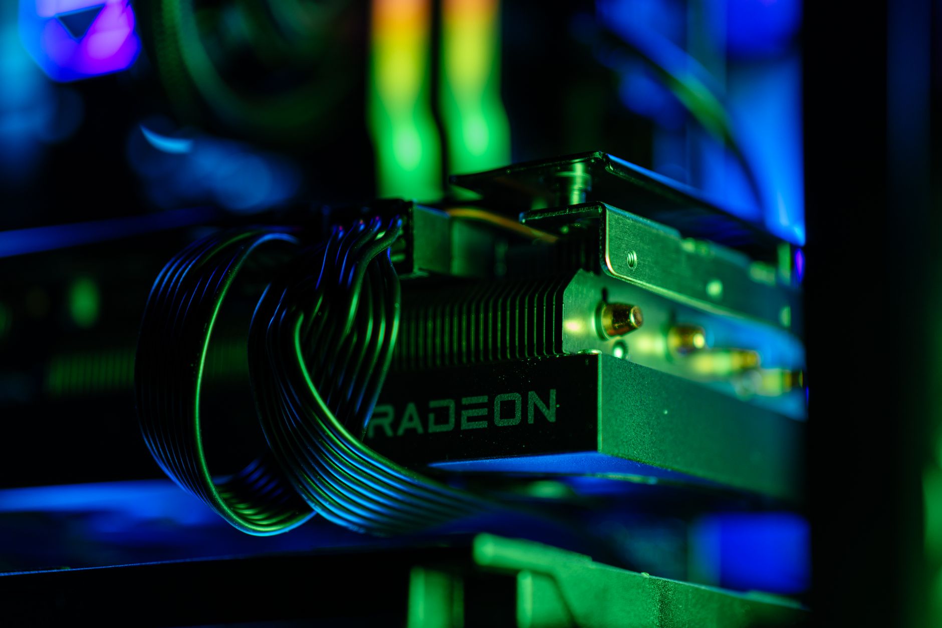 AMD Radeon RX 9070 GRE Küresel Pazara Çıktı, Fiyatı 549 Dolar