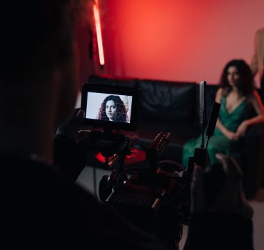 Yapay Zeka Oyuncu Tilly Norwood, ‘Misaligned’ Filmiyle Hollywood’da Aktör Tanımını Değiştiriyor