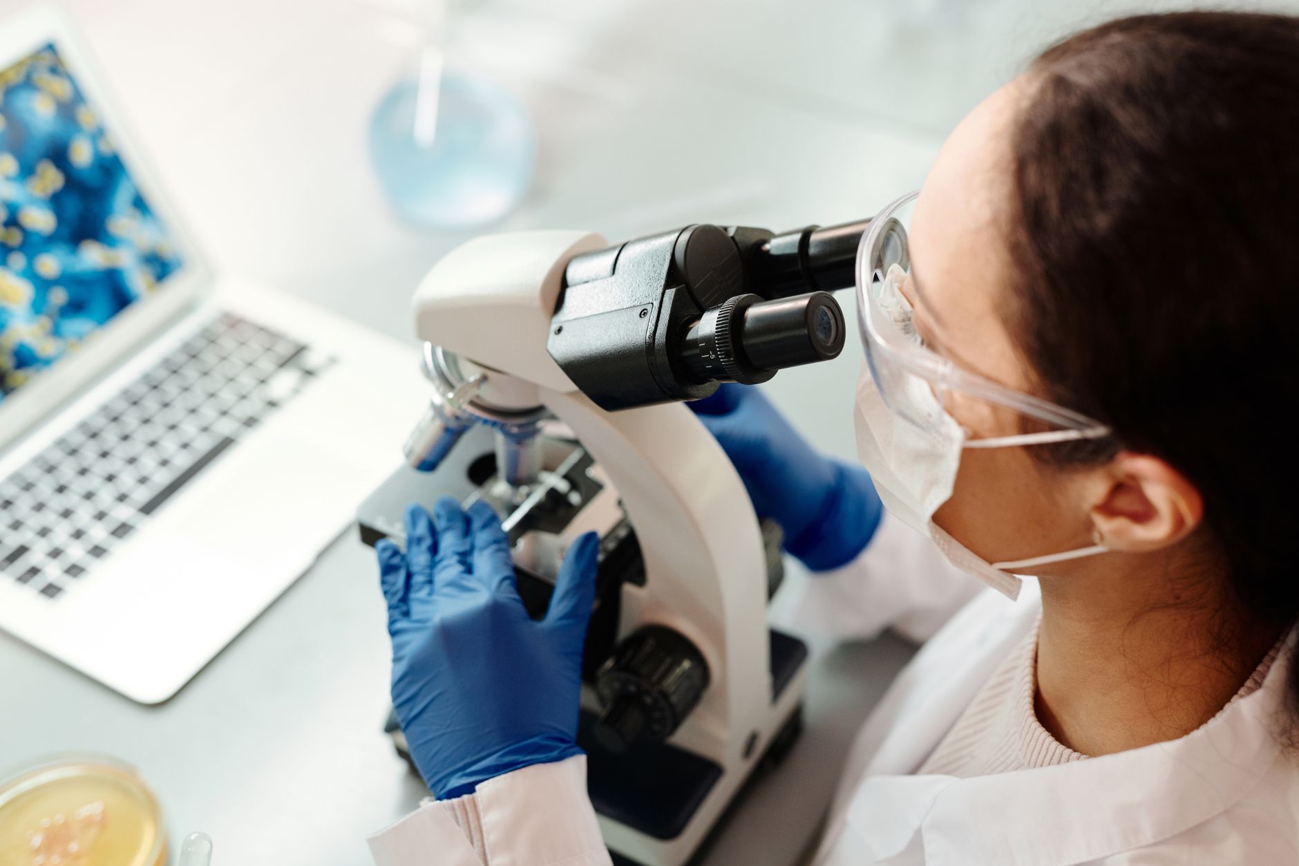 CRISPR’da Kritik Gelişmeler: Çin’de 2 Ölüm, NIH’ten Vücut İçi Teslimata Yeni Çözüm