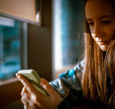 Gençlerde Sosyal Medya Kullanımı Depresif Belirtileri Artırıyor, FoMO Ruh Sağlığına %5,5 Etkili