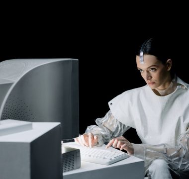 Claude Opus 5 Yayınlandı, Yapay Zeka İçeriklerine Filigran Geliyor