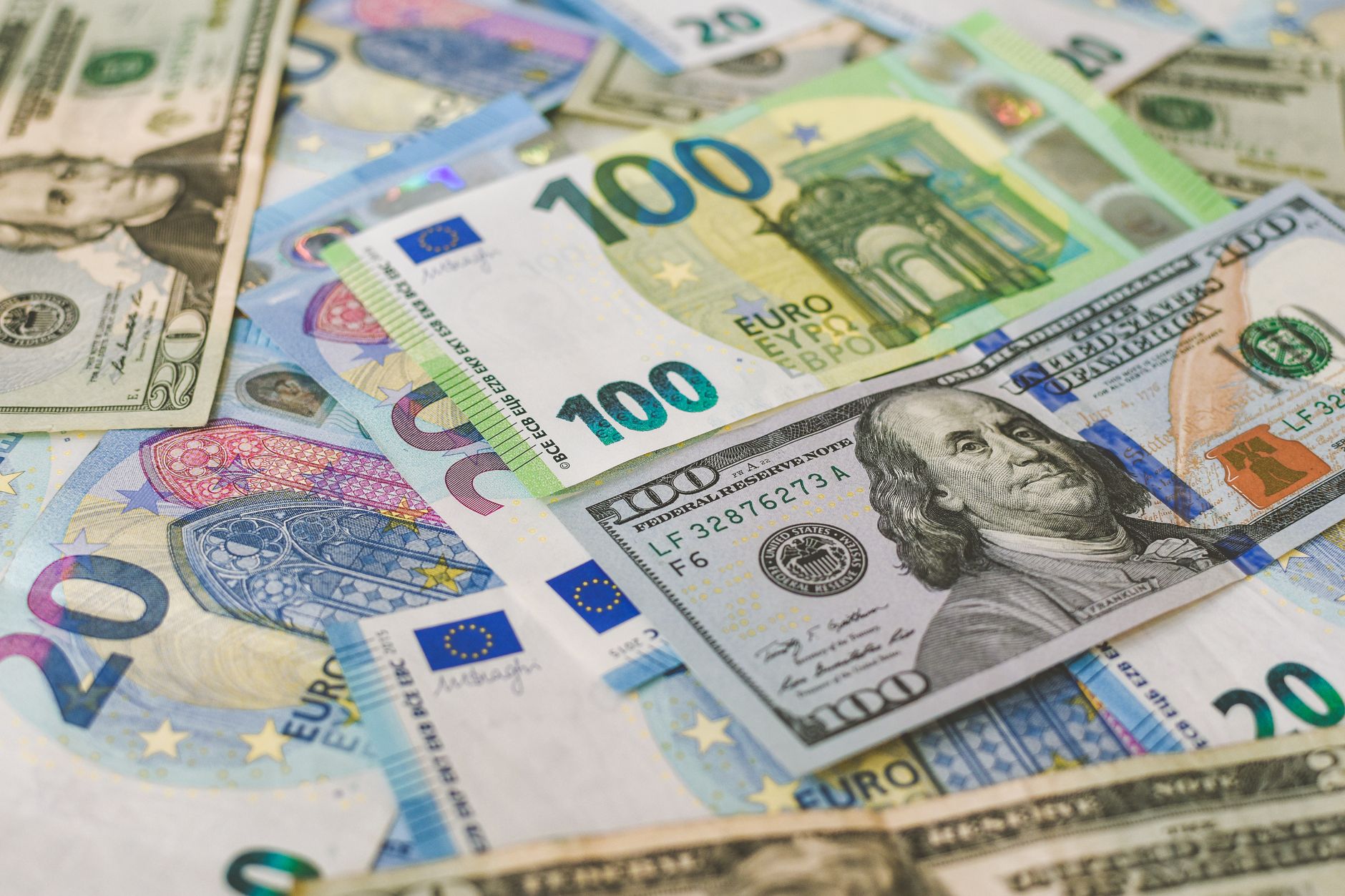 Dolar/TL’de Yeni Tahminler Geldi: Yabancı Ağustosta 273,5 Milyon Dolar Net Alıcı