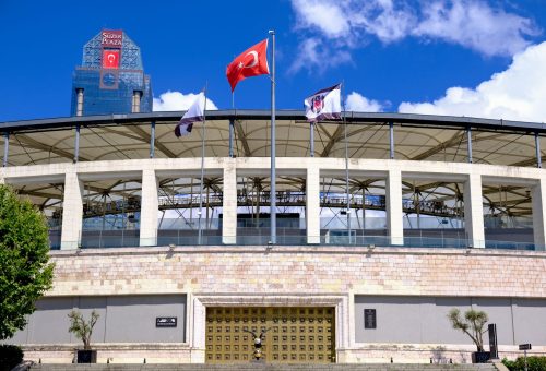 Beşiktaş’ta Rıdvan Yılmaz Şoku: Derbide Sakatlandı, Ocak İçin 2 Orta Saha Hedefi