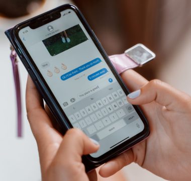 WhatsApp iOS’a Ajan ve Özel Emoji Tepkileri Getirdi, Eski Telefonlara Destek Bitti
