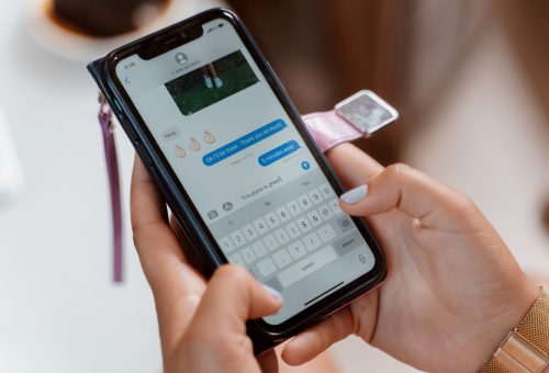 WhatsApp iOS’a Ajan ve Özel Emoji Tepkileri Getirdi, Eski Telefonlara Destek Bitti