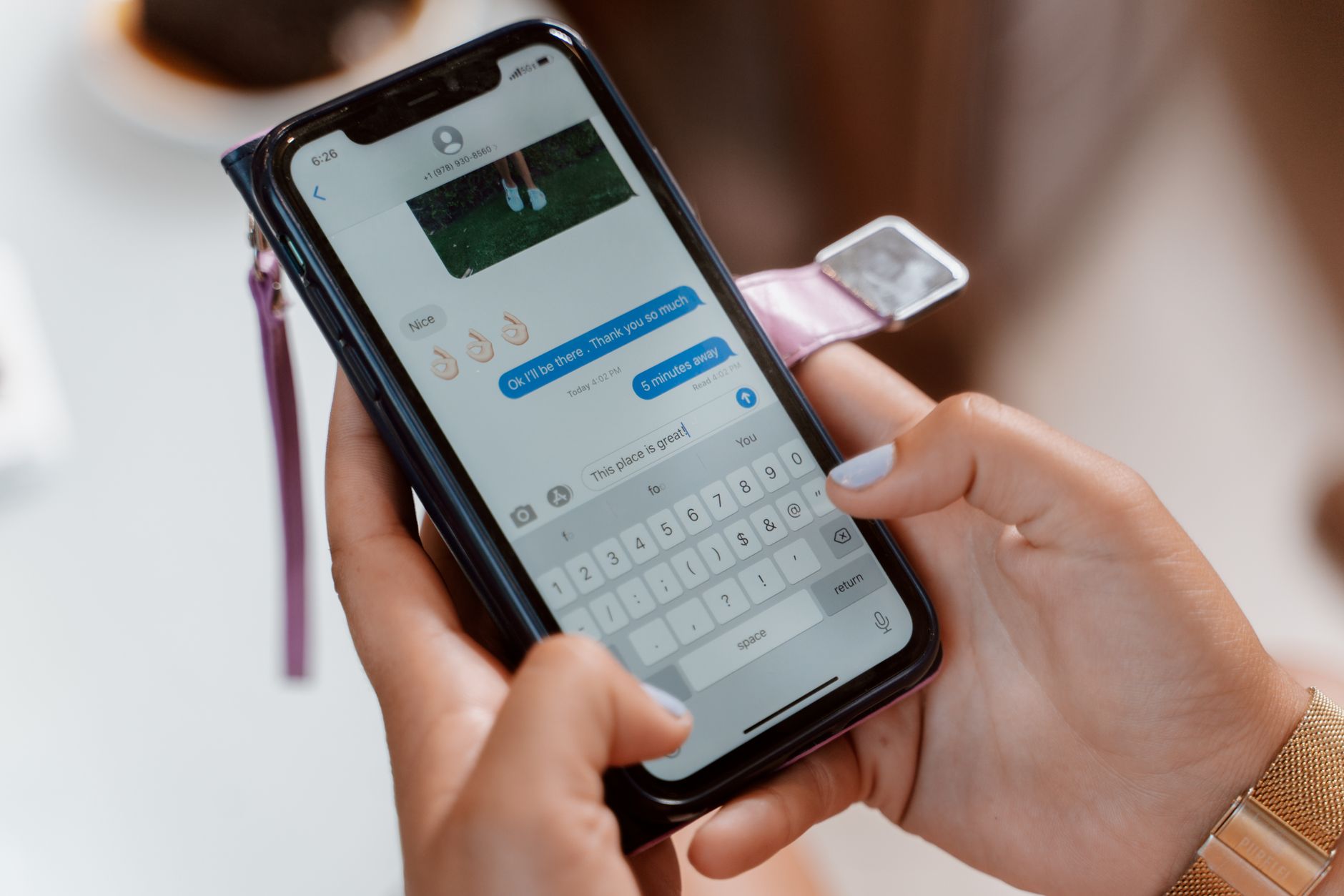 WhatsApp iOS’a Ajan ve Özel Emoji Tepkileri Getirdi, Eski Telefonlara Destek Bitti