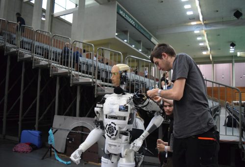 İnsansı Robot Sevkiyatı %432 Arttı: Çin Piyasayı Domine Ederken Tesla Üretimi Hızlandırıyor