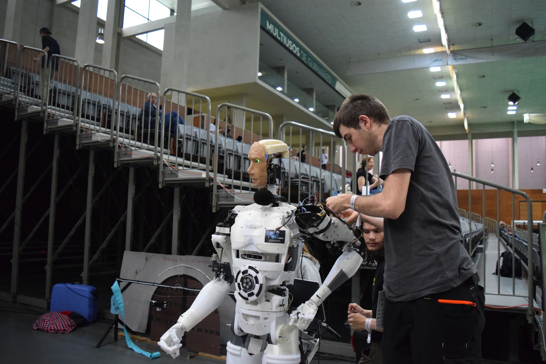 İnsansı Robot Sevkiyatı %432 Arttı: Çin Piyasayı Domine Ederken Tesla Üretimi Hızlandırıyor