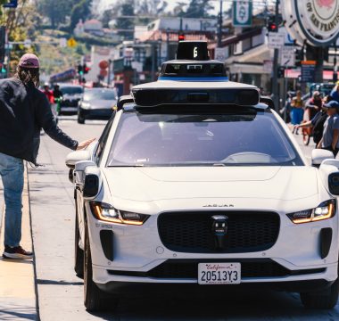 Tesla Cybercab Austin’de 300 Aracı Aştı, Waymo 5 Milyar Dolarla Kanada’da